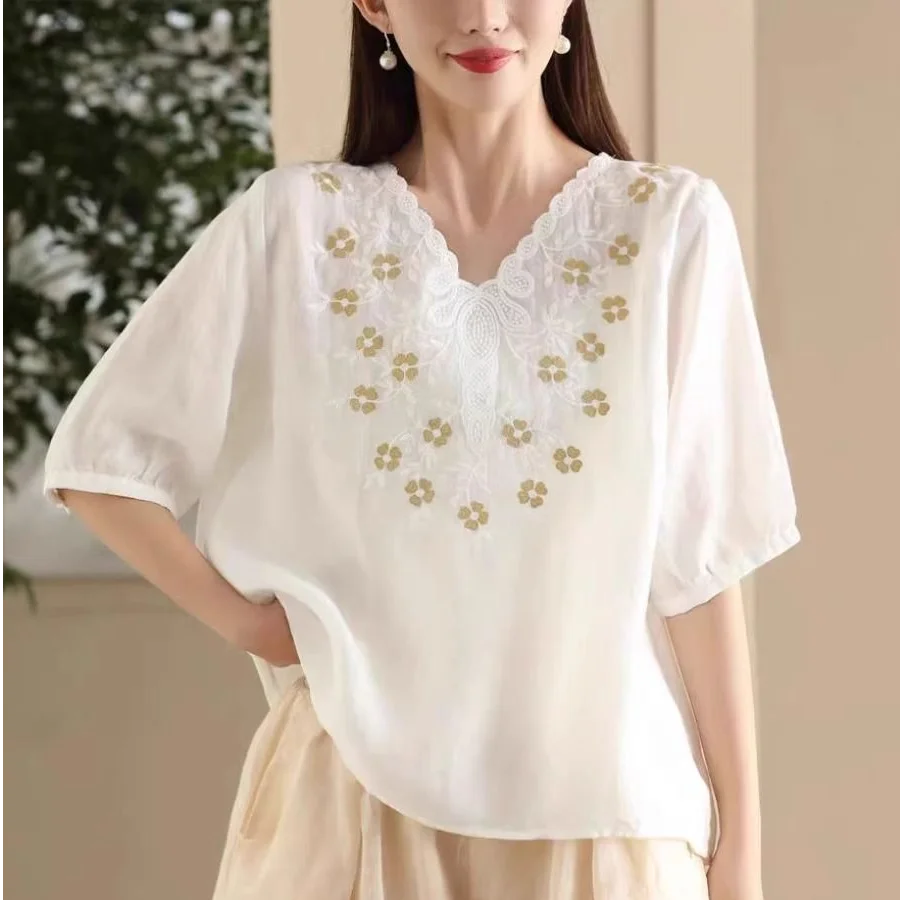 

Женская блузка больших размеров с вышивкой, V-образным вырезом, рукавом до локтя, весна-лето, новинка, с цветочным принтом, сложной отделкой