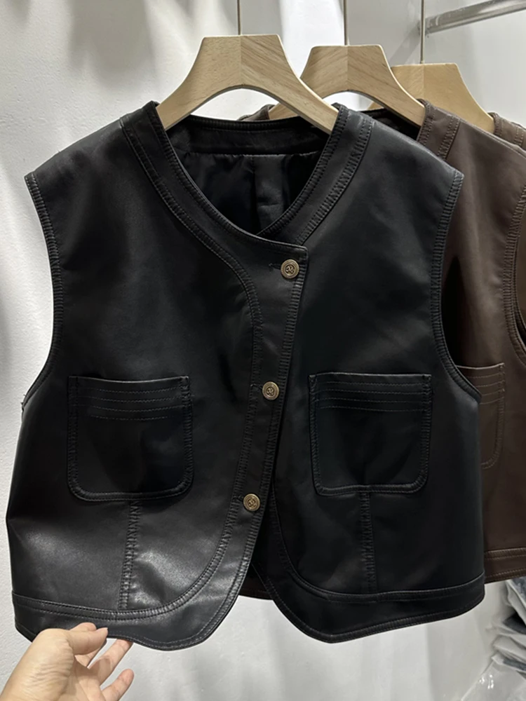 เสื้อกั๊กหนัง PU สไตล์เรโทรสำหรับผู้หญิง เสื้อคลุมทรงกลม ดีไซน์เลเยอร์แบบไม่สมมาตร สำหรับฤดูใบไม้ร่วง ปี 2024 เหมาะสำหรับใส่ไปทำงาน ติดกระดุม สี