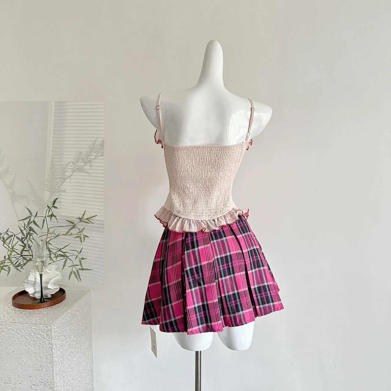 ผู้หญิงสไตล์วิทยาลัย 2 ชิ้นชุดฤดูร้อน Beige Patchwork Elegant Ruffles Slip Tops + เอวสูงกระโปรงสั้นลายสก๊อตสีแดง