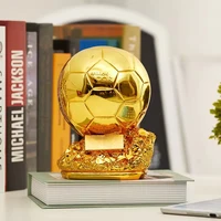 Decoración de oficina de copa de fútbol de bola dorada con tecnología galvanizada, regalo de resina de copa de fútbol y artefacto de regalo de cumpleaños