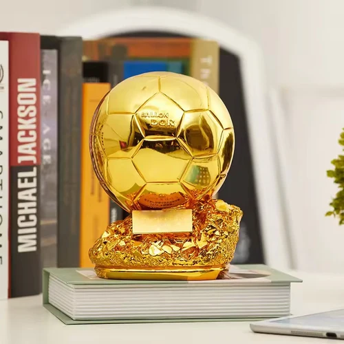 Imagen 1 del producto Decoración de oficina de copa de fútbol de bola dorada con tecnología galvanizada, regalo de resina de copa de fútbol y artefacto de regalo de cumpleaños