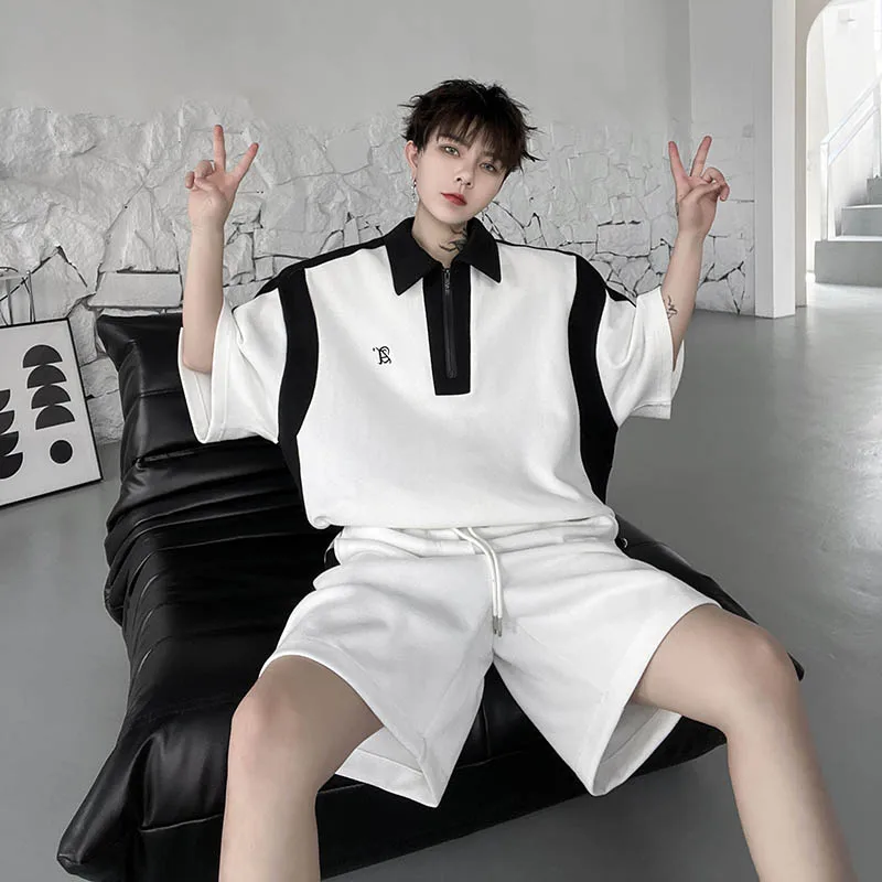 

Мужской спортивный костюм свободного кроя: футболка с коротким рукавом и модные шорты, комплект из двух предметов, дизайн с цветовыми блоками.