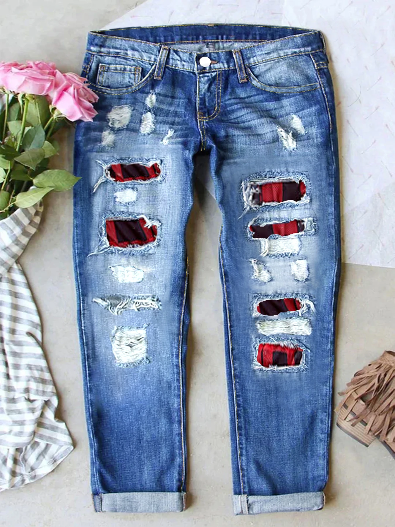 

Женские рваные джинсы с завышенной талией, доступны темно-синим, черным и красным клетчатым пэчворком, узким кроем.