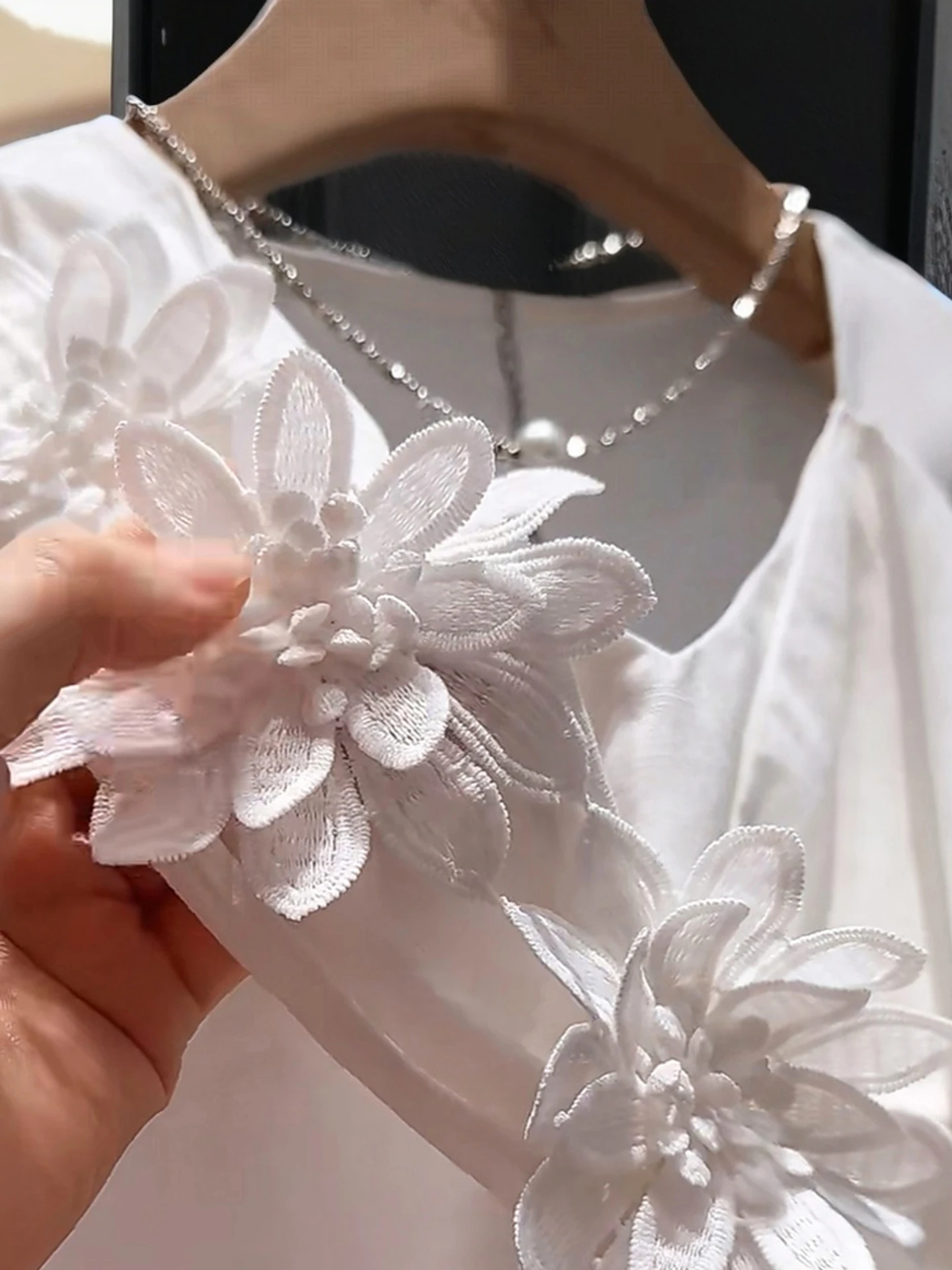 Top Estivo da Donna con Scollo a V Bianco, Ricamo Floreale Elaborato, Vestibilità Ampia, Stile Casual