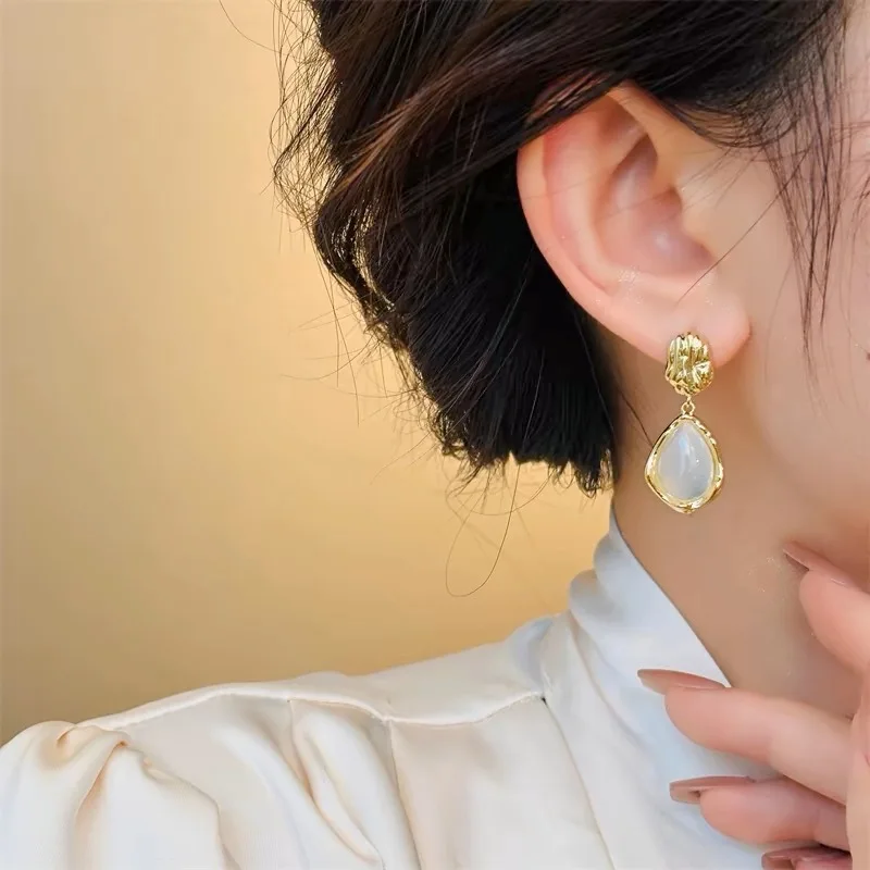 Light Luxury Minimalist Earrings Elegant Temperament Ladies Water Droplet Earrings High-End Feel Irregular Fold Design Banquet