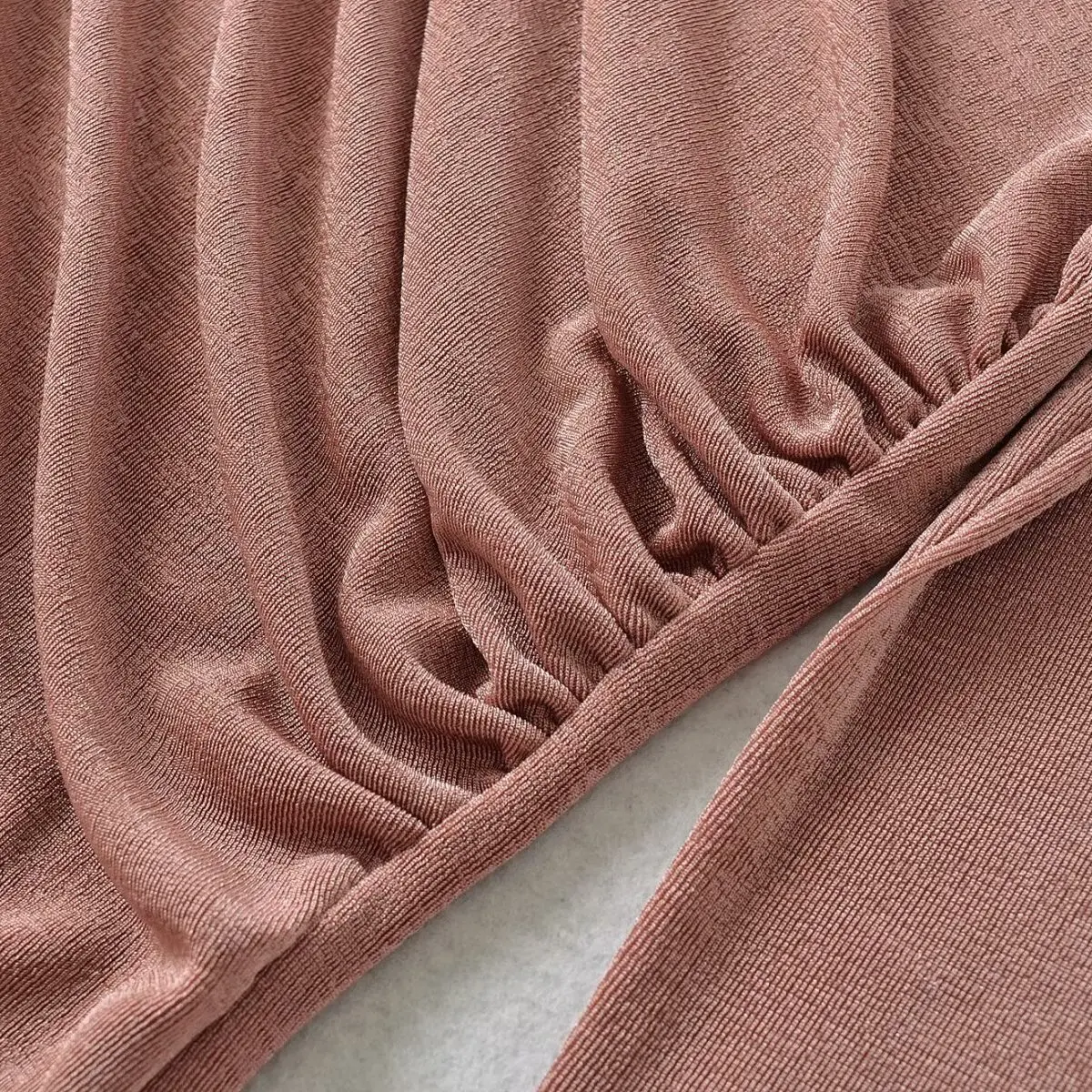 تي شيرت نسائي طويل Sve مستدير من Faionable H2084 مع طيات صدر متعددة الاستخدامات من البوليستر بلون نقي