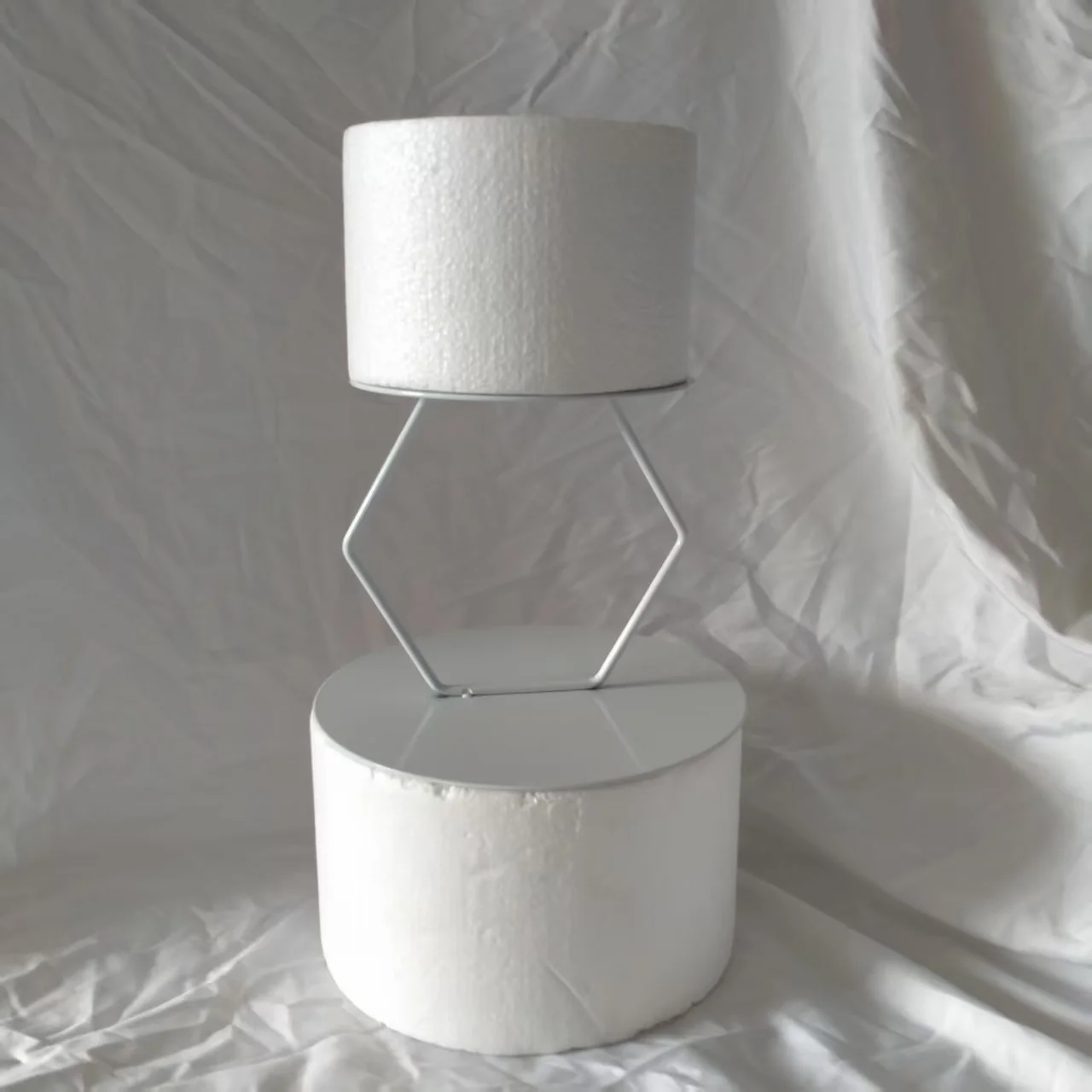 

White Metal Hexagon Floating Cake Stand Wedding Cake Separator Stand Cake Tier for Birthday Party Decoration
