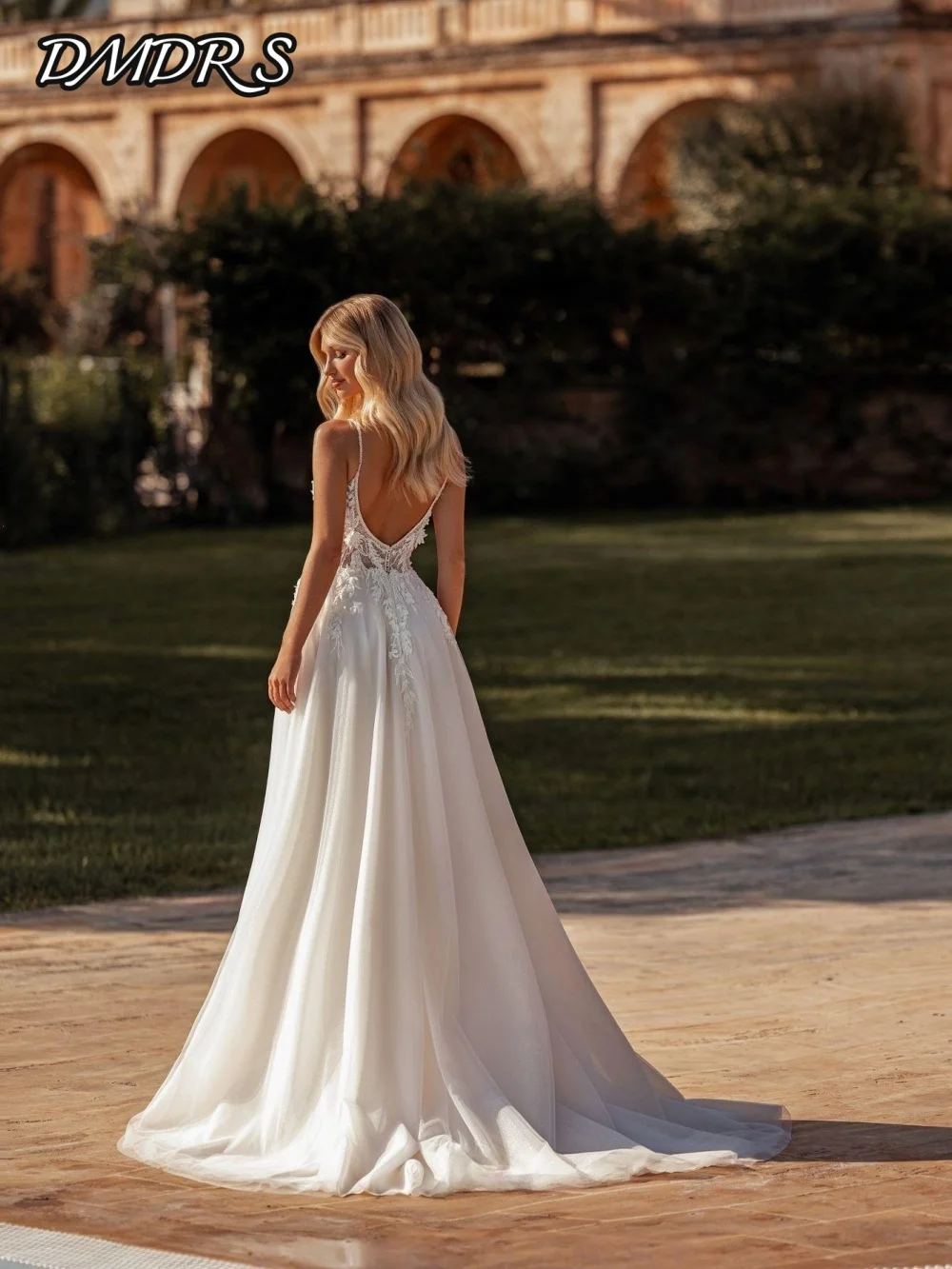Abiti da sposa sexy con cinturino per spaghetti Abiti da sposa eleganti con applicazioni Abiti da sposa senza maniche lunghi fino al pavimento alla moda Abiti D