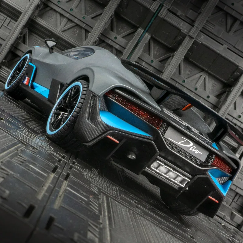 

1:18 модель автомобиля из сплава Bugatti Divo со звуковой и световой обратной связью, детская игрушка, дверь может быть открываються, как подарок друзьям