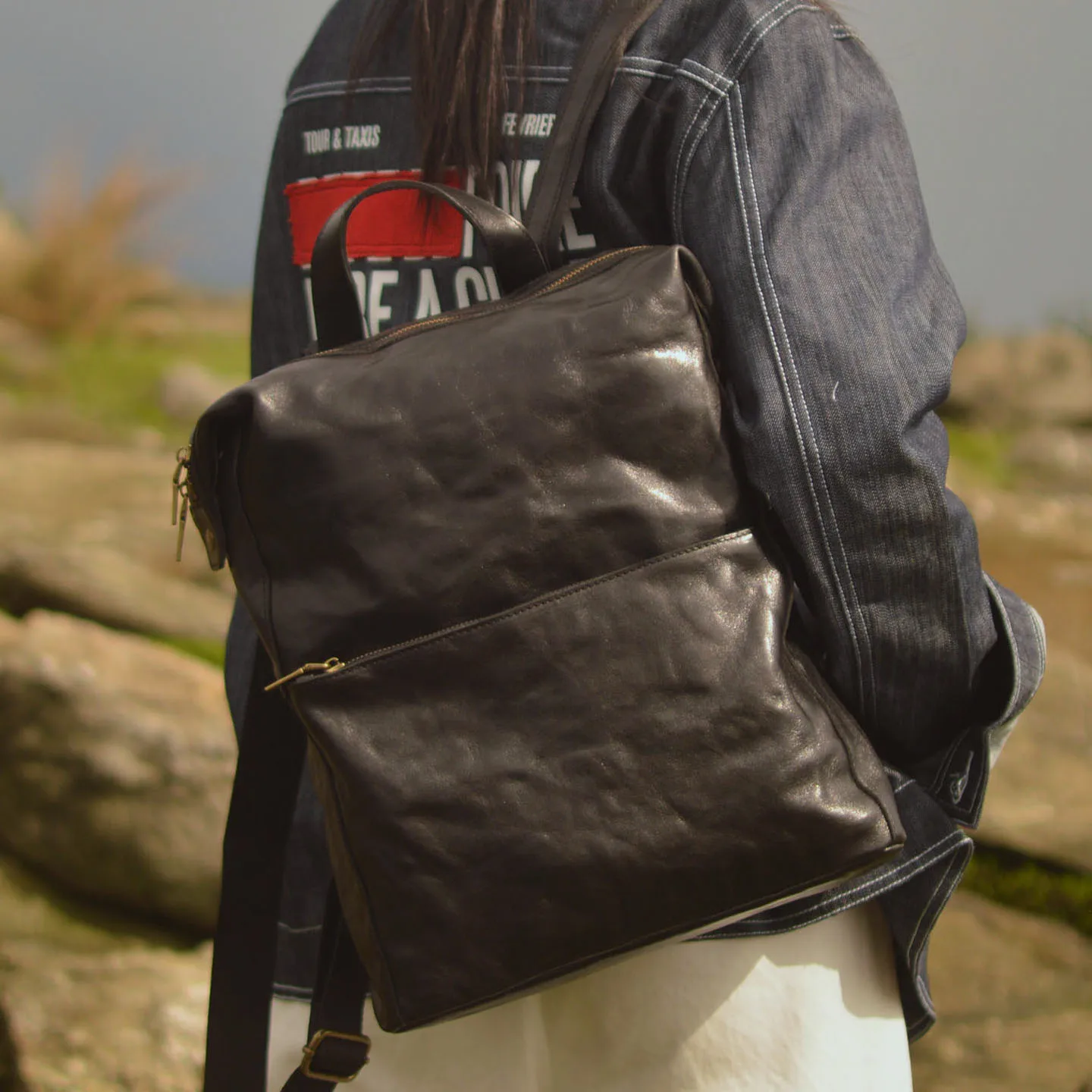 AETOO Leather double shoulder bag for women, suitable for daily commuting, outdoor activities or casual wear. Made of vegetable-