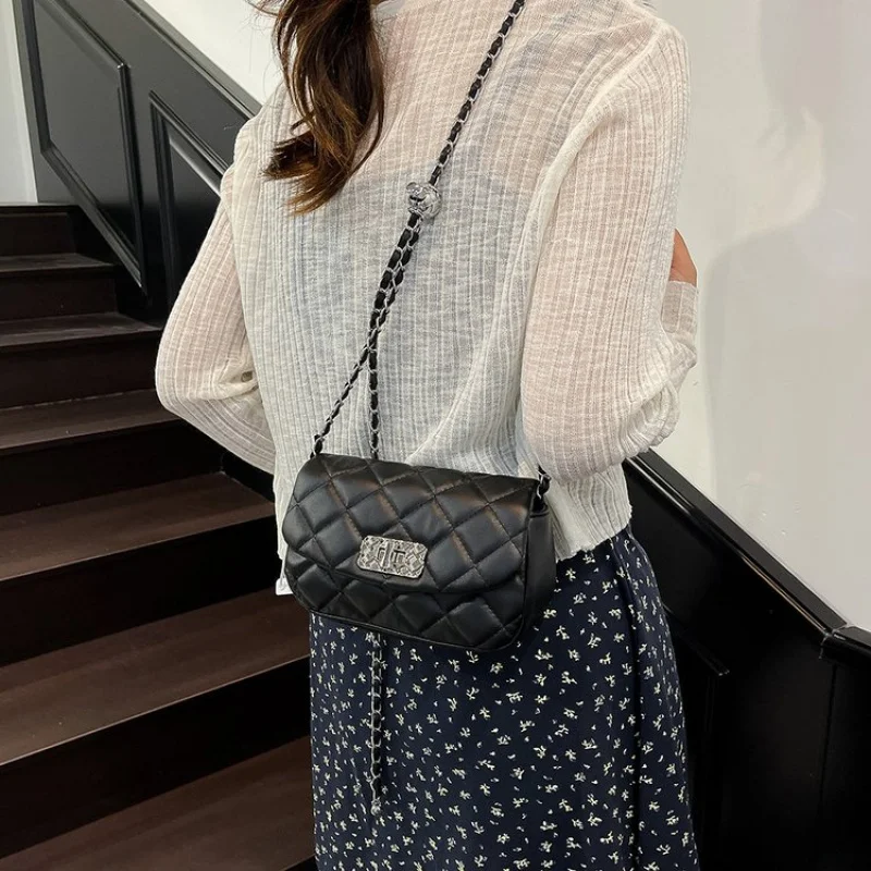 

Unique Vintage Style Tote Bag For Women Leather Material Large Capacity Shopper Commuter Everyday Chic