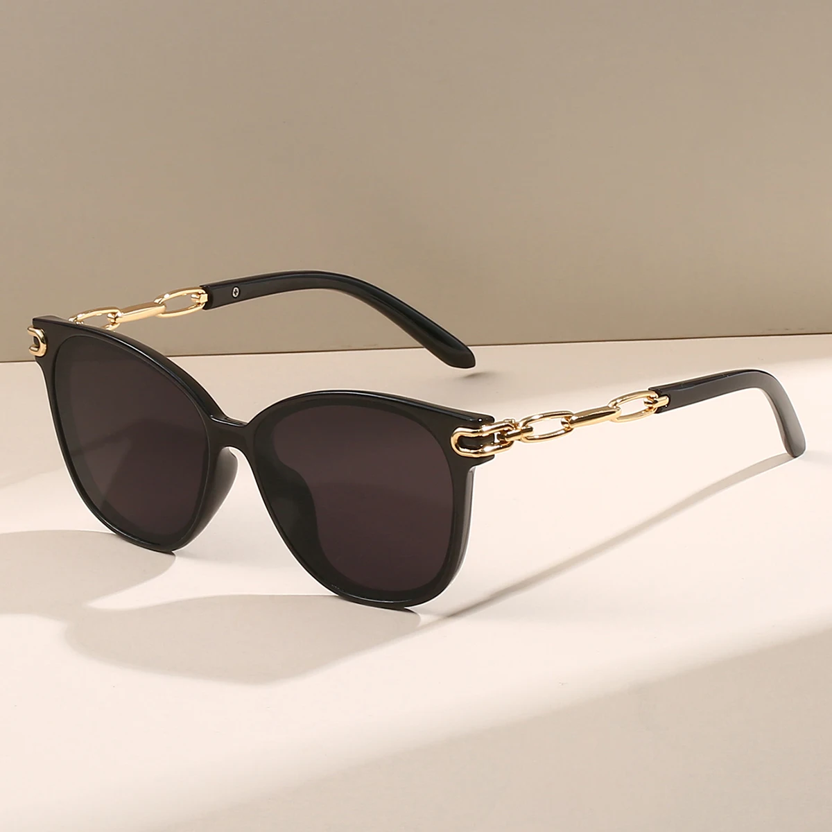 Europäische und amerikanische Retro-Modebrille mit großem Rahmen und Kettendekoration an den Beinen, Unisex, geeignet für den täglichen Gebrauch und das Fahren