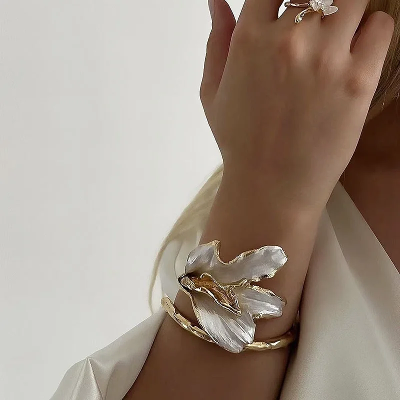 New Designed Fashion Metal Irregular Pleated Bracelet For Women Vintage Exaggerated Large Petal Flower Statement  Jewelry