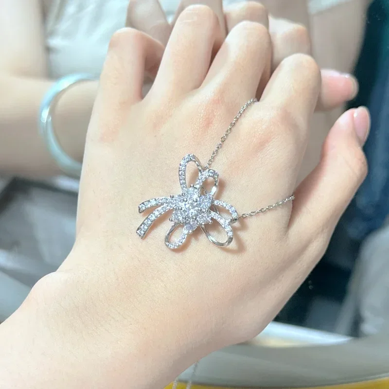 

MDL Moissanit. Style Gold-plated Simulation Diamond Temperament Three-dimensional Flowers High-grade Design Pendant