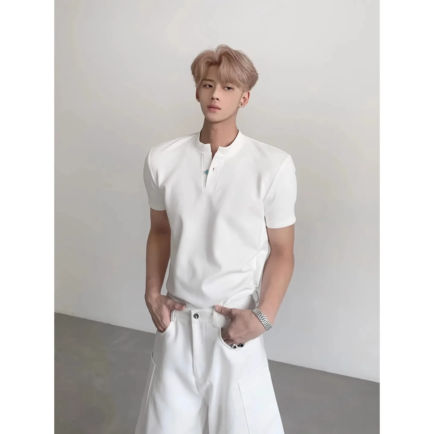 

White Henry Collar Regular Shoulder T-Shirt For Men Summer American Style Trendy Brand Niche Cool High-End Neck Short Sleeve