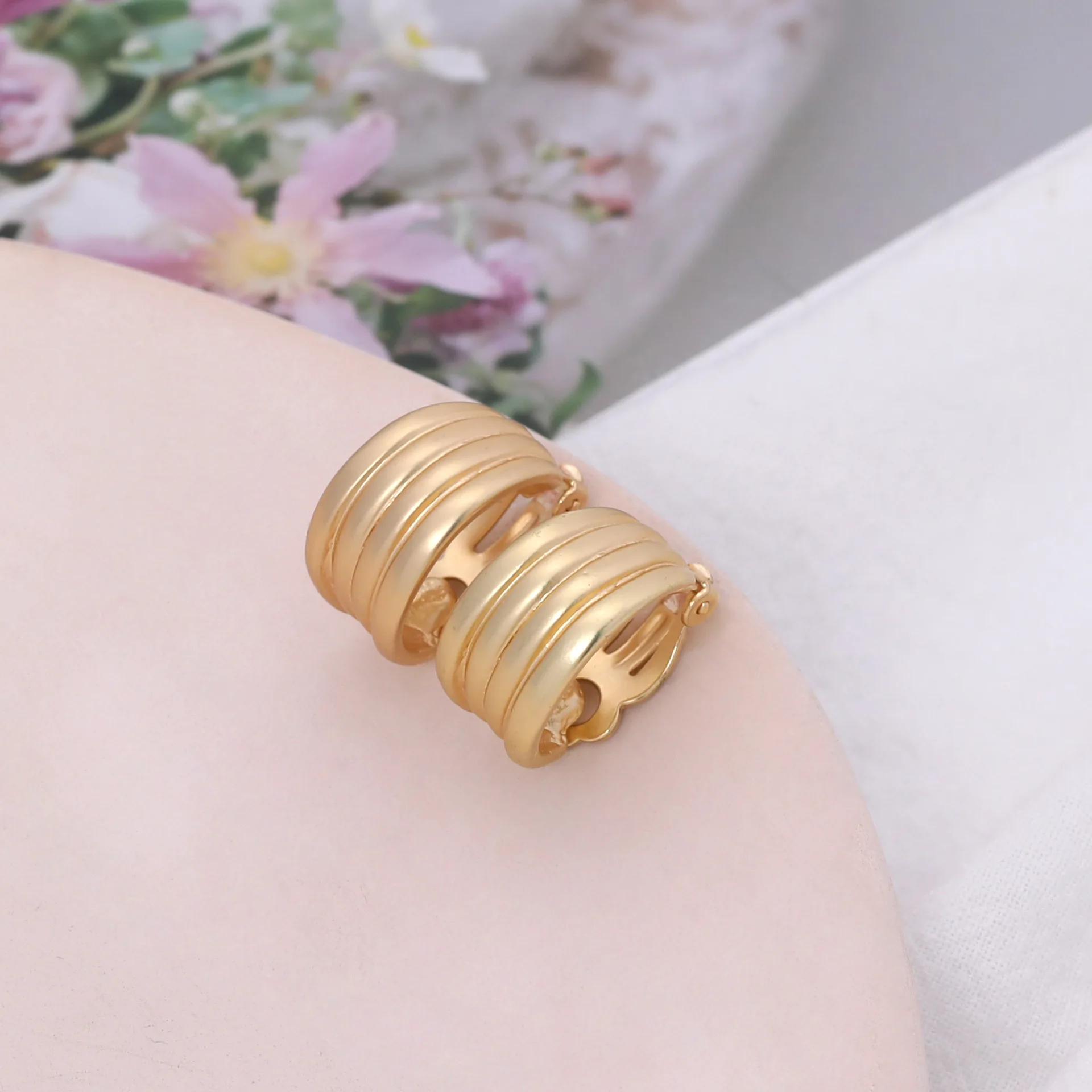 DIY accessories exclusive for new earrings, fashionable personality, cute earrings, European and American retro trend ear cl