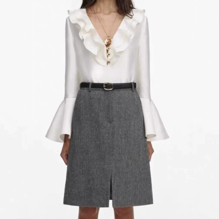 

Женская атласная блузка с рюшами и V-образным вырезом — топ на пуговицах с длинными расклешенными рукавами на весну 2026 г.