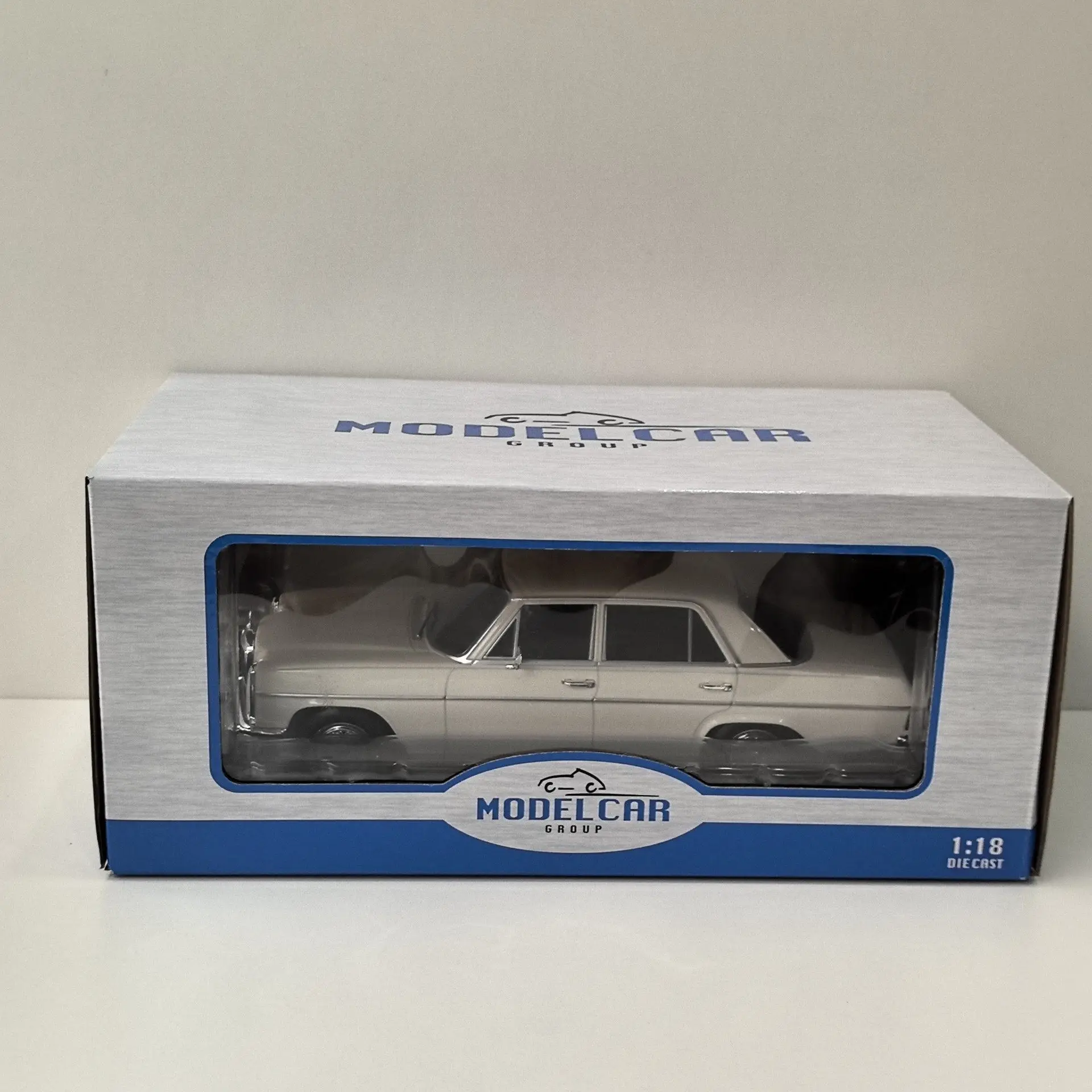 

Diecast MCG 1/18 Scale 200D W115 X4 Alloy Car Model