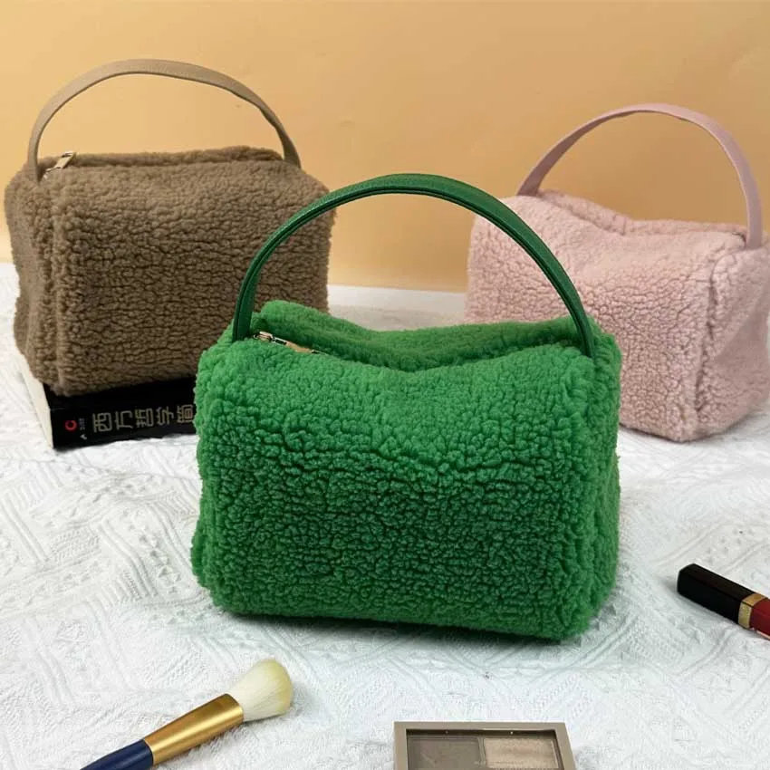 Soft Winter Cosmetic Pouch Bag Girl Travel Essentials Beauty Bag With Handle Desinger Fluffy Makeup Bag