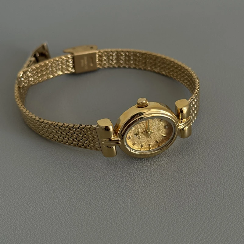 

Retro women's small gold watch, light luxury retro dial, elegant women's gold trendy original watch accessory, women's gift.