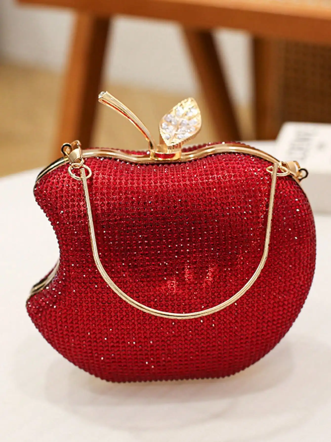 Hand-Held Apple Hot Drilling Dinner Bag Is Luxurious And Elegant, Making It Shine Throughout The Dinner Party