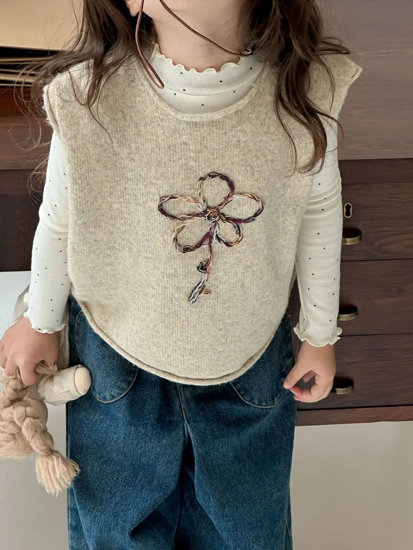 Gilet da ragazza autunno nuovo ricamo manuale maglione di fiori maglione per bambini abbigliamento per bambini gilet morbido 2024 dolce semplice