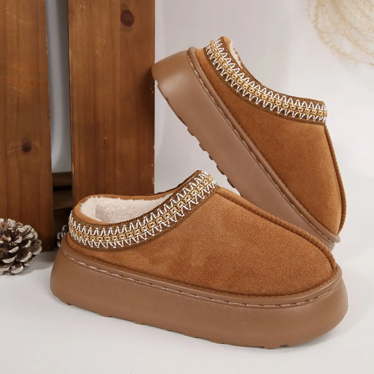 

2025 зимние женские тапочки, плюшевые внутренние нескользящие подошвы с толстой подошвой и вышивкой, модные теплые тапочки для дома и улицы