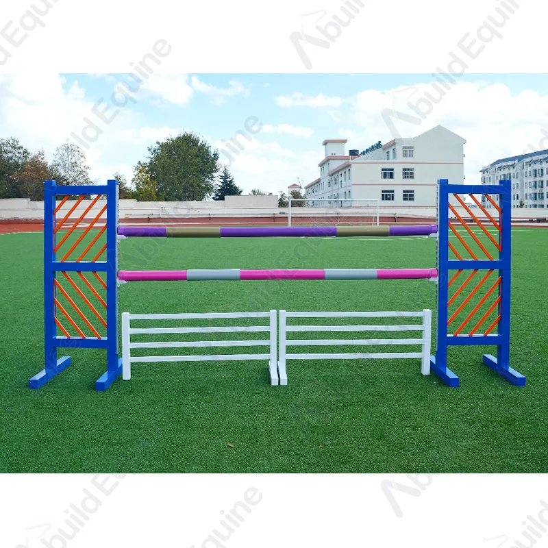 أجنحة القفز على شكل حصان كافاليتي لحدث الحصان