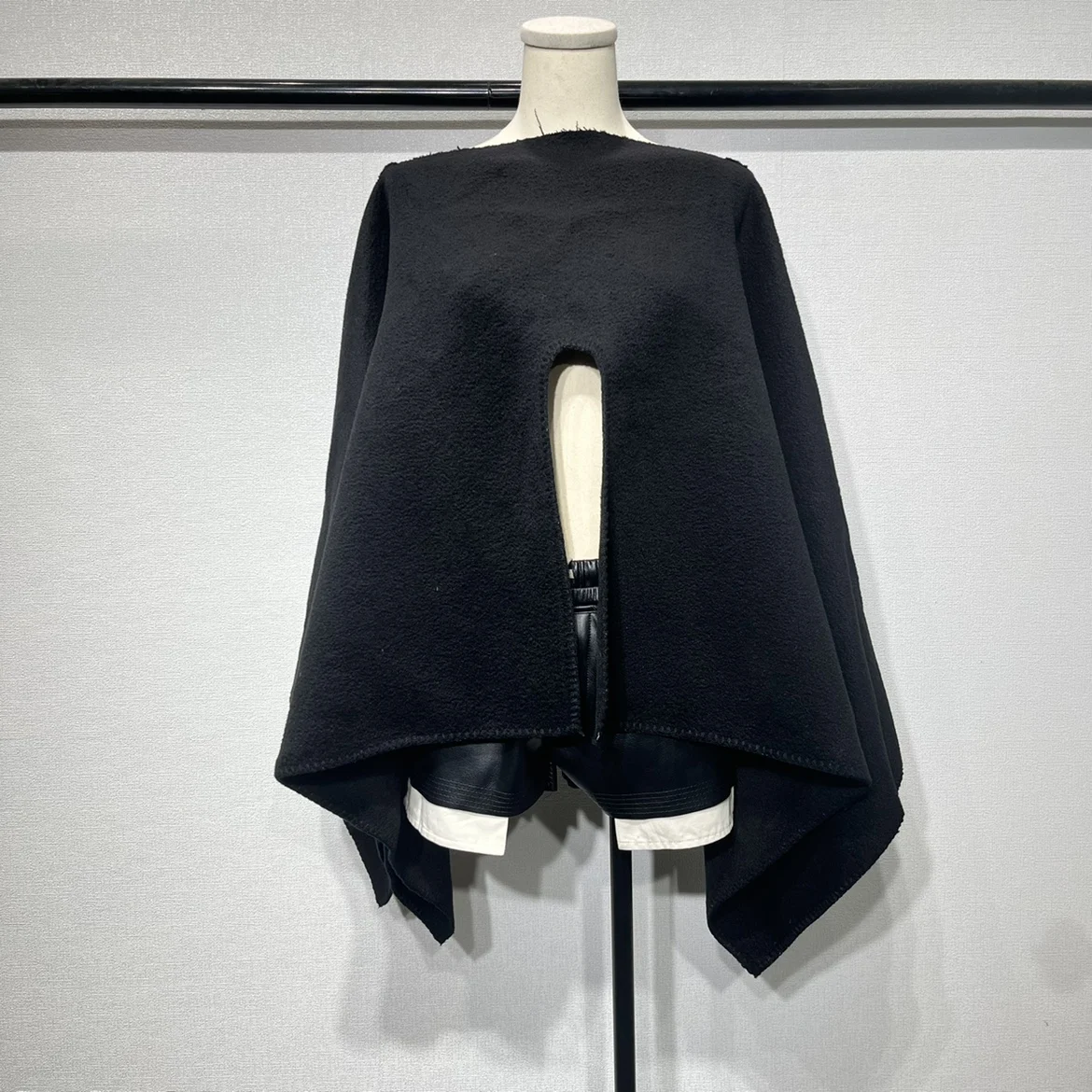 

R0 Cloak Coat Women Loose Black Cape Warm Cashmere Reversible Fleece Coat Sleeveless Cloak Coat