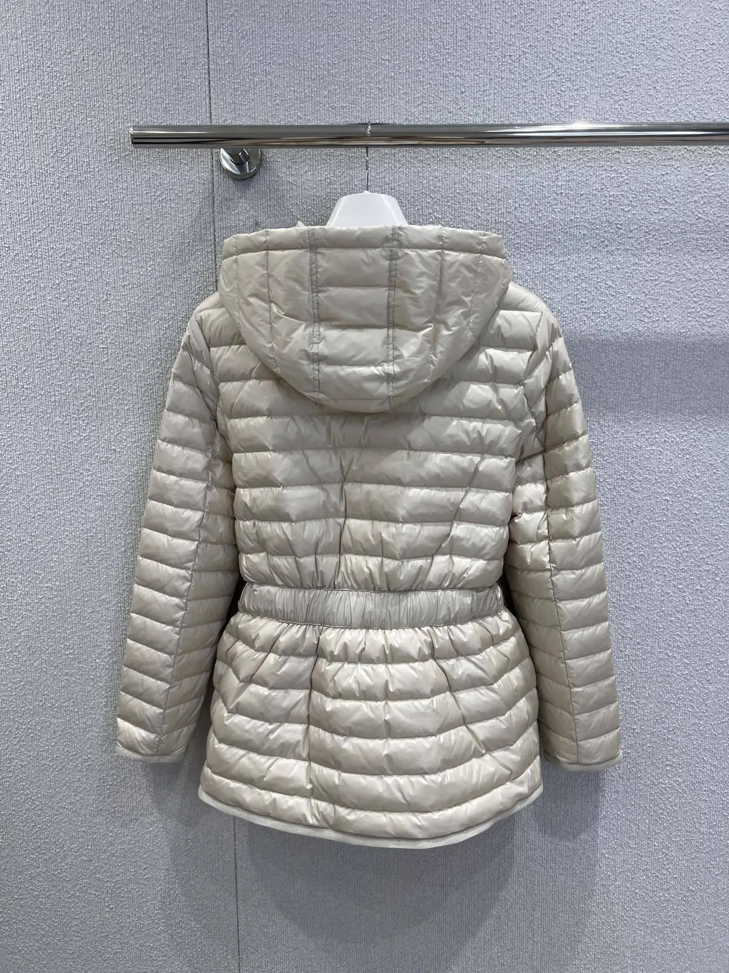 이것은 고급스럽고 가볍고 따뜻한 가을 겨울 신상품 짧은 탈부착 가능한 벨트 후드 다운 재킷입니다.