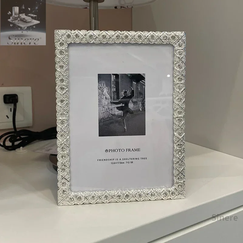 

Серебряная металлическая фоторамка со вспышкой и бриллиантами, 6 дюймов, 7 дюймов, 10 дюймов, настольное украшение, усовершенствованный легкий роскошный пояс с печатью фотографий для изготовления фотографий