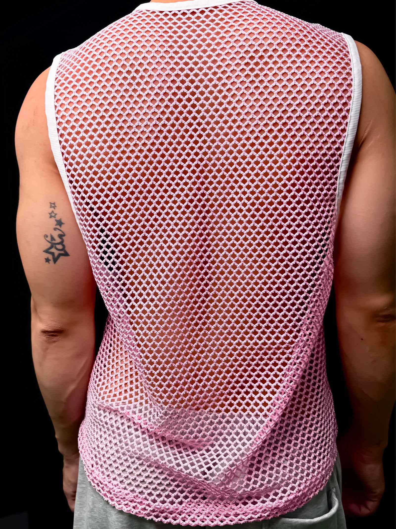 Netz-Tanktop für Männer, ärmellos, Rundhals, mit Lochmuster, Muskelshirt, glänzende Linien, lässige Sommer-Oberteile, Streetwear, durchsichtig. – Detail 12