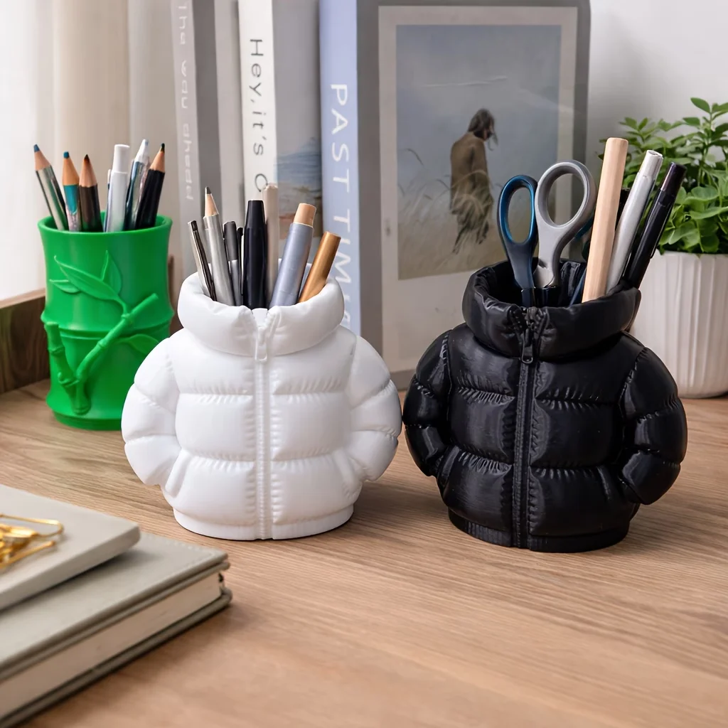 1PCS Down Jacket Shaped Pen Holder Desktop Storage Decoration Small And Delicate Office Decoration Storage Bookshelf Decoration