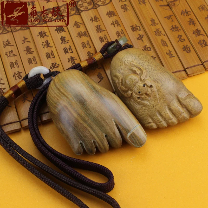 

American Green Sandalwood Buddha Foot Pendant with Knot, Symbolizing Contentment and Happiness, for Car, Shoulder Bag, or Bag De