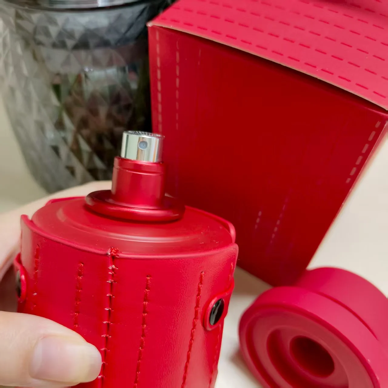 Armaf Odyssey Artisto Red Edition Eau De Parfum 3,4 oz 100 ml – Parfum douce noix de coco, vanille et agrumes, cadeau pour Halloween et Noël