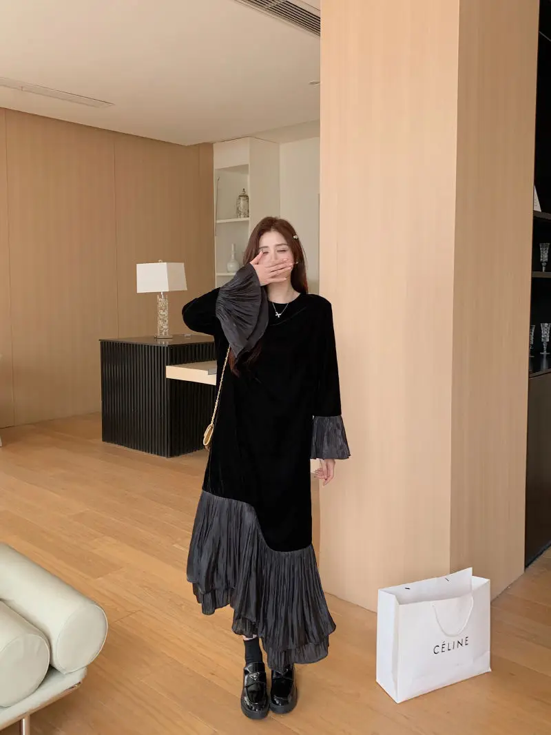 Design retrô de veludo feminino elegante e moderno no outono e inverno com mangas largas e saia longa rabo de peixe