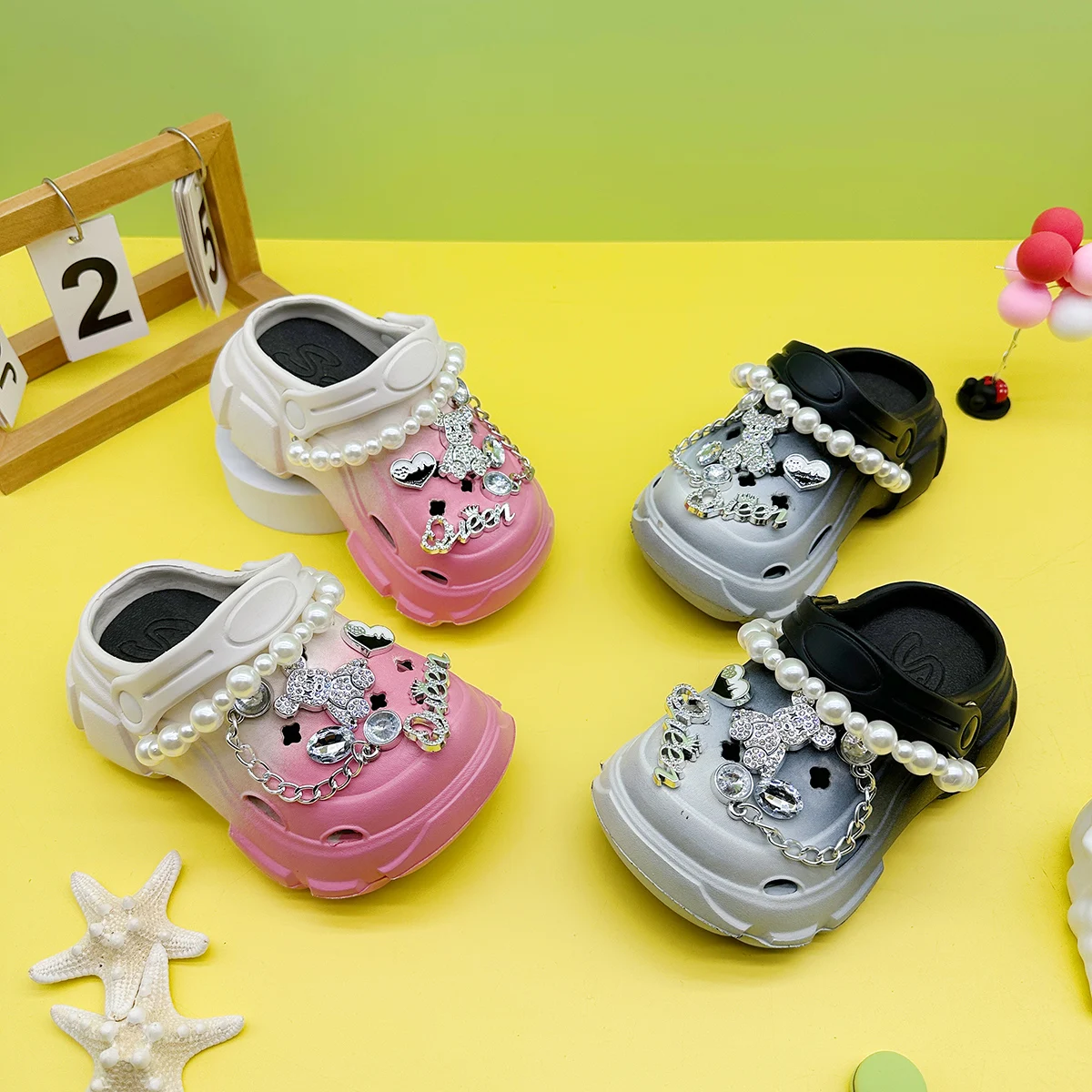 

New Fashionable and Versatile Pearl Chain Silver Diamond Bear Hole Shoes Soft Sole Non-Slip Toe Sandals Boys and Girls Family Slippers 606
