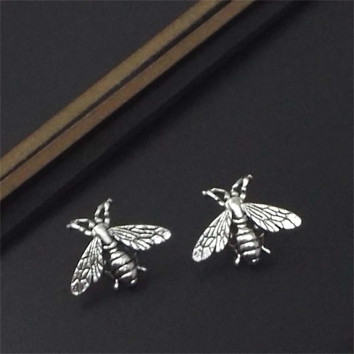 Retro Style Triangular Bee Brooch 1/2pcs Crown Hollow Out Men\'s And Women\'s Jewelry Gift Pins Badges Party Clothing Accessories