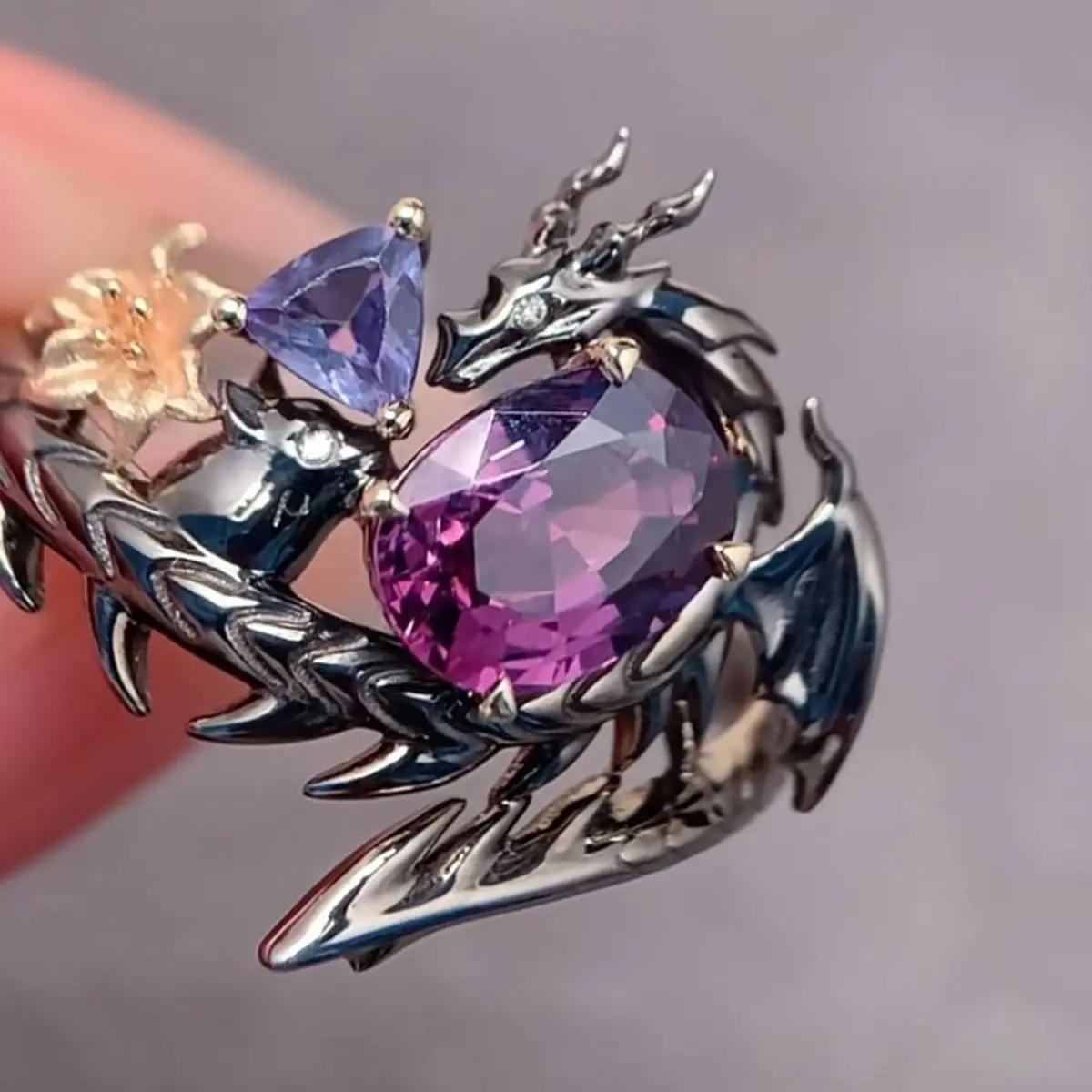 

Game Love and Deepspace Sylus Cosplay Ring Adjustable Alloy Finger Rings Flower Dragon Decoration Unisex Props