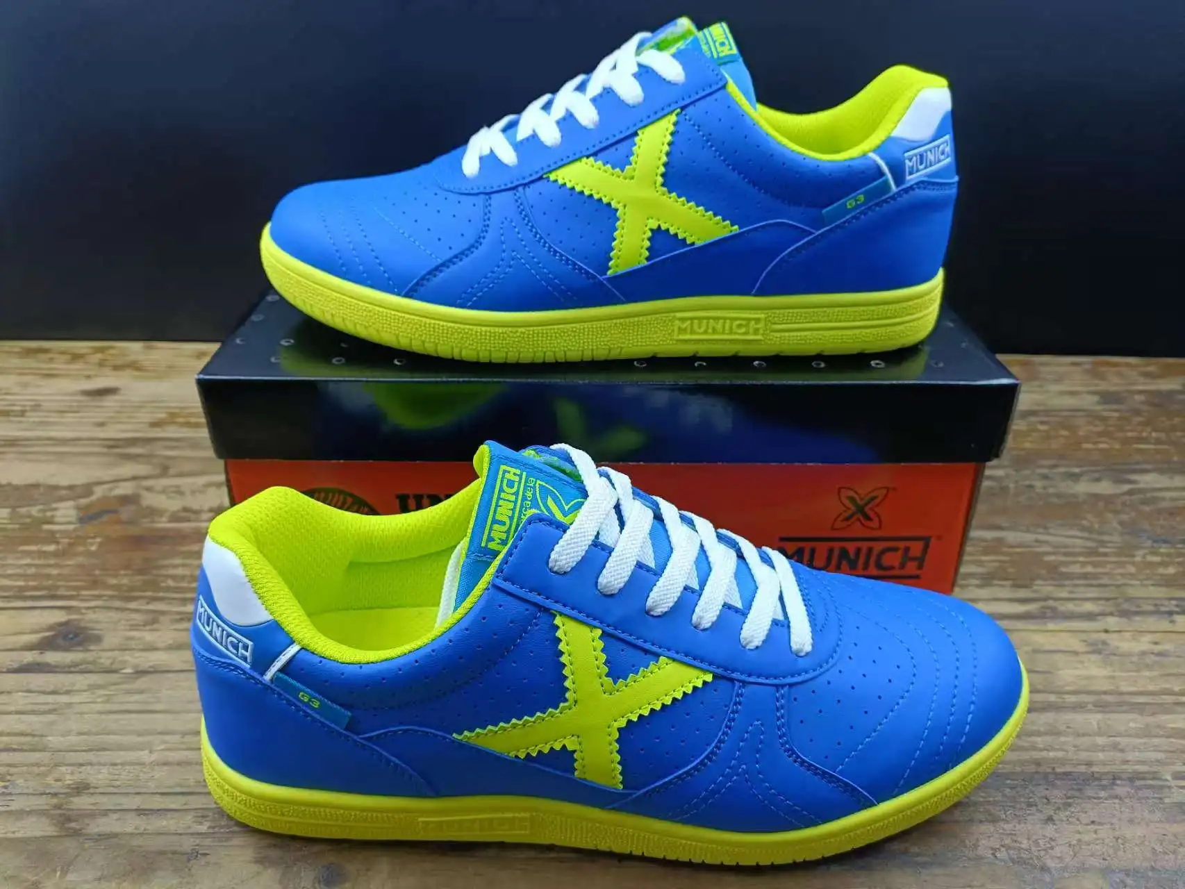 Men's Professional Training Soccer Shoes Comfortable Outdoor Soccer Sneakers Non-Slip Table Tennis Training Shoes