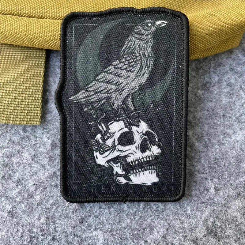 Parche táctico MEMENTO MORI cuervo y calavera – gancho y bucle - imagen 2