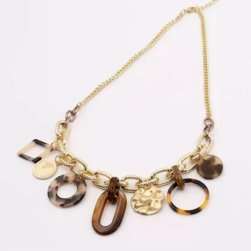 

Reverie Style Retro Tortoiseshell Geometric Pendant Necklace for Women with Thick Chain High-End Elegant Versatile Clavicle Chai