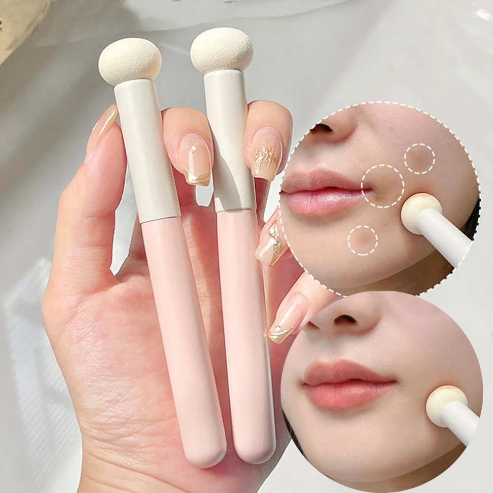 The mushroom head concealer brush has soft bristles and does not puzzle the face, and it is a mini single makeup brush