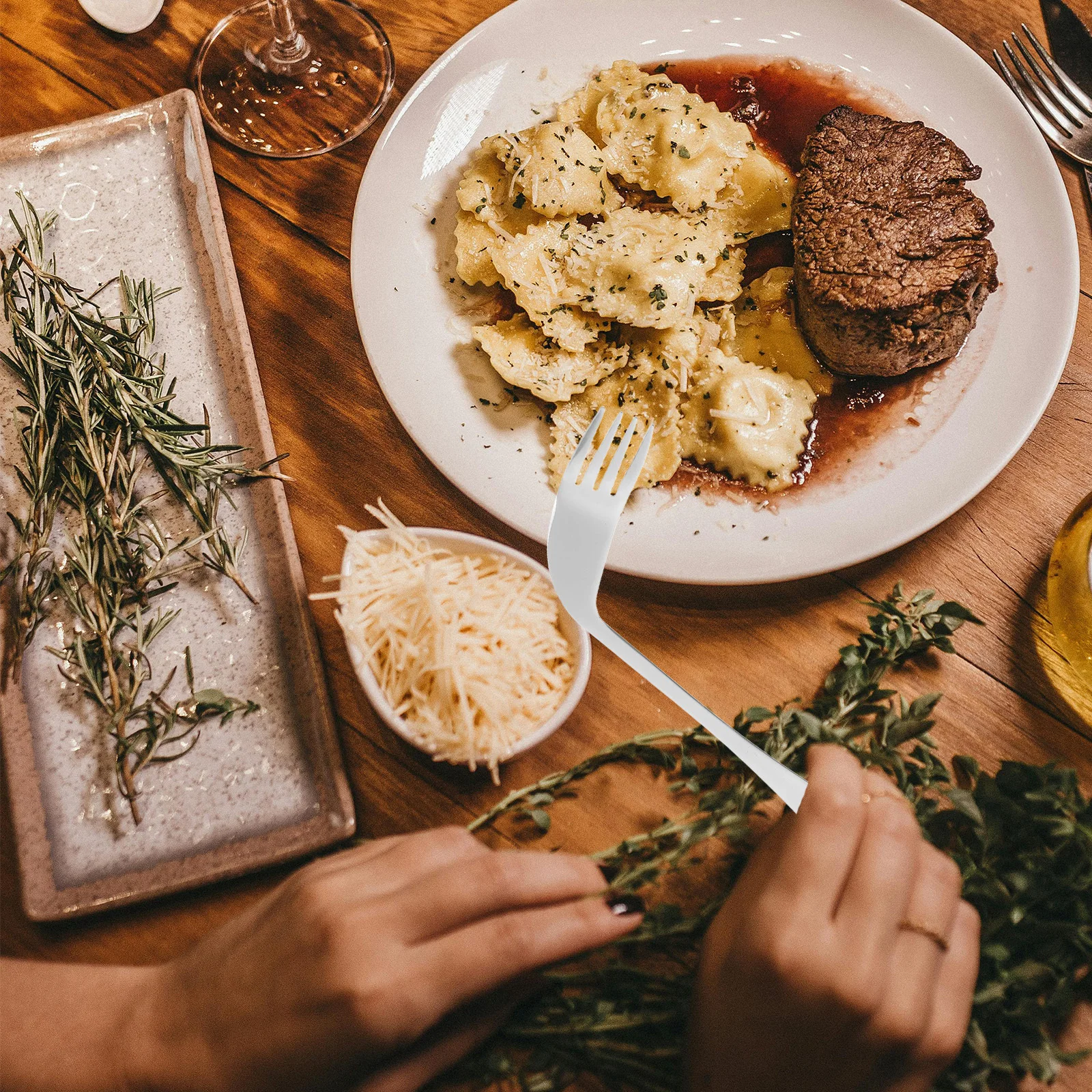 

1 комплект, эргономичная вспомогательная вилка для кормления, ложка из нержавеющей стали, легкая посуда под углом для пожилых людей с ограниченными возможностями, артрита