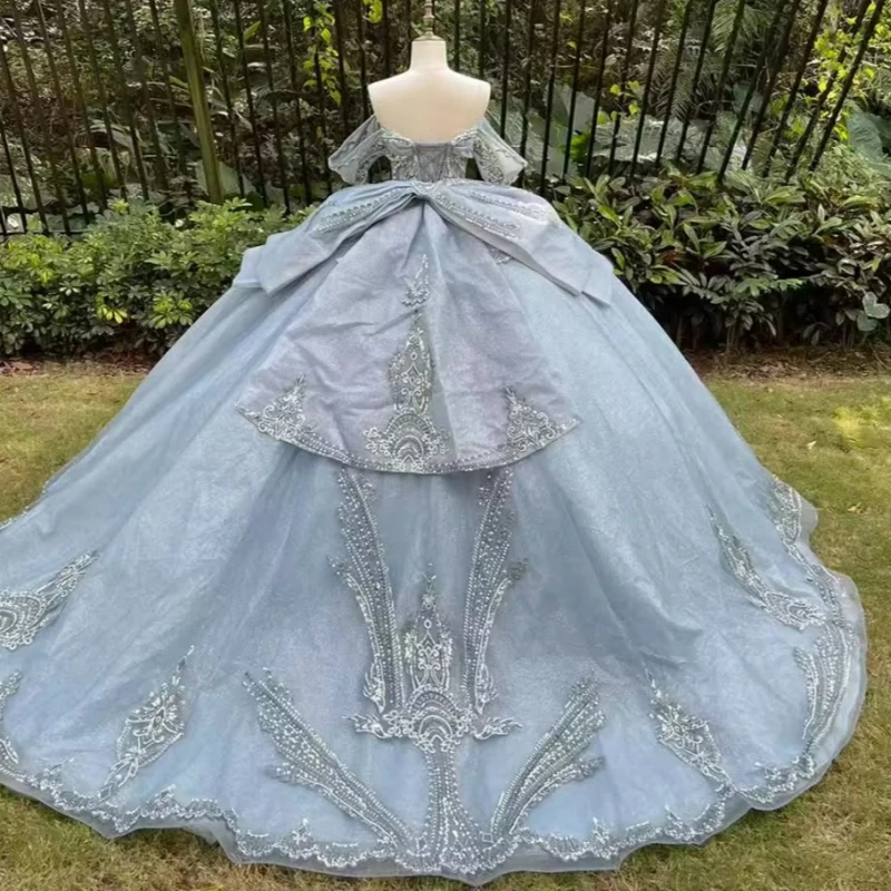 فساتين Quinceanera باللون الأزرق الفاتح اللامع ثوب حفلة قبالة الكتف مزين بالدانتيل مطرز بفيونكة مشد متدرج تول حفلة عيد ميلاد سوي