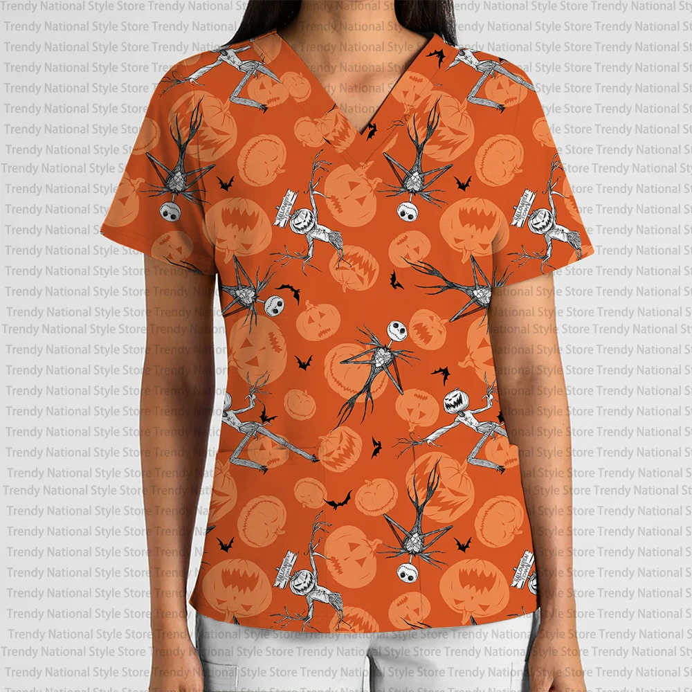 เสื้อยืดแฟชั่นใหม่สำหรับผู้หญิง ชุดยูนิฟอร์มทำงาน คอวี มีกระเป๋า ลาย The Nightmare Before Christmas แจ็คและแซลลี่ สำหรับร้านเสริมสวย