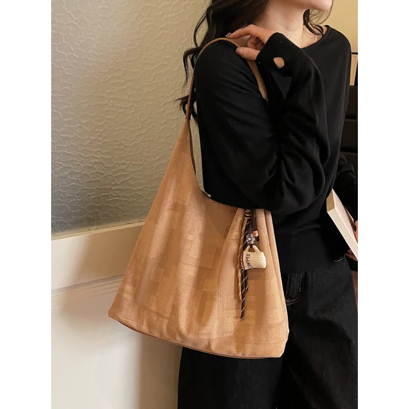 

Large-capacity crossbody bag for women in spring and summer2026New stylish versatile shoulder commuter bag, casual niche tote ba