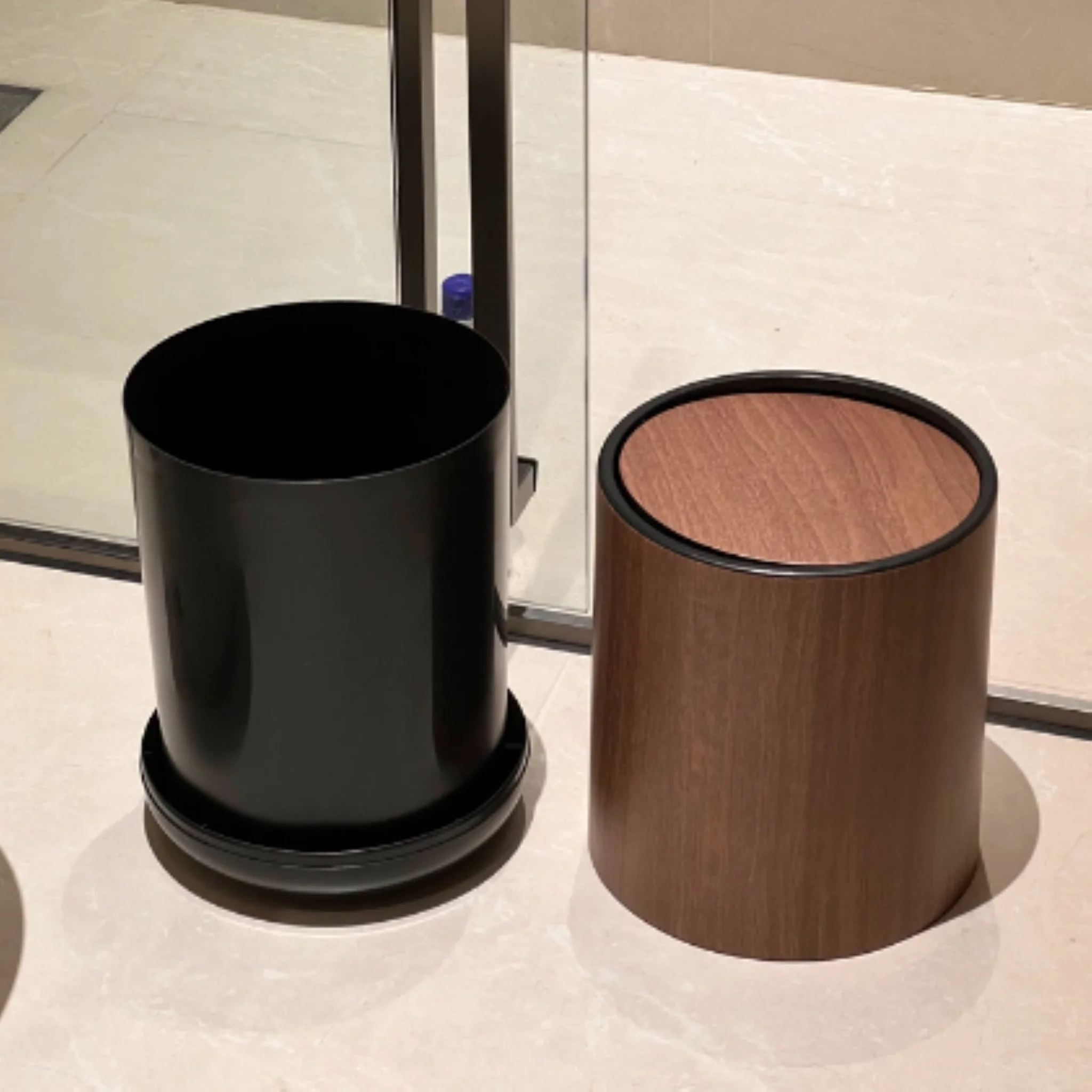 Round Wood‑Grain Plastic Trash Can with Flip‑Top Lid, Decorative Lidded Garbage Bin with Removable Inner Bucket, Modern Stylish Odor‑Sealed Waste Bucket for Bathroom, Bedroom, Living Room, Home Office