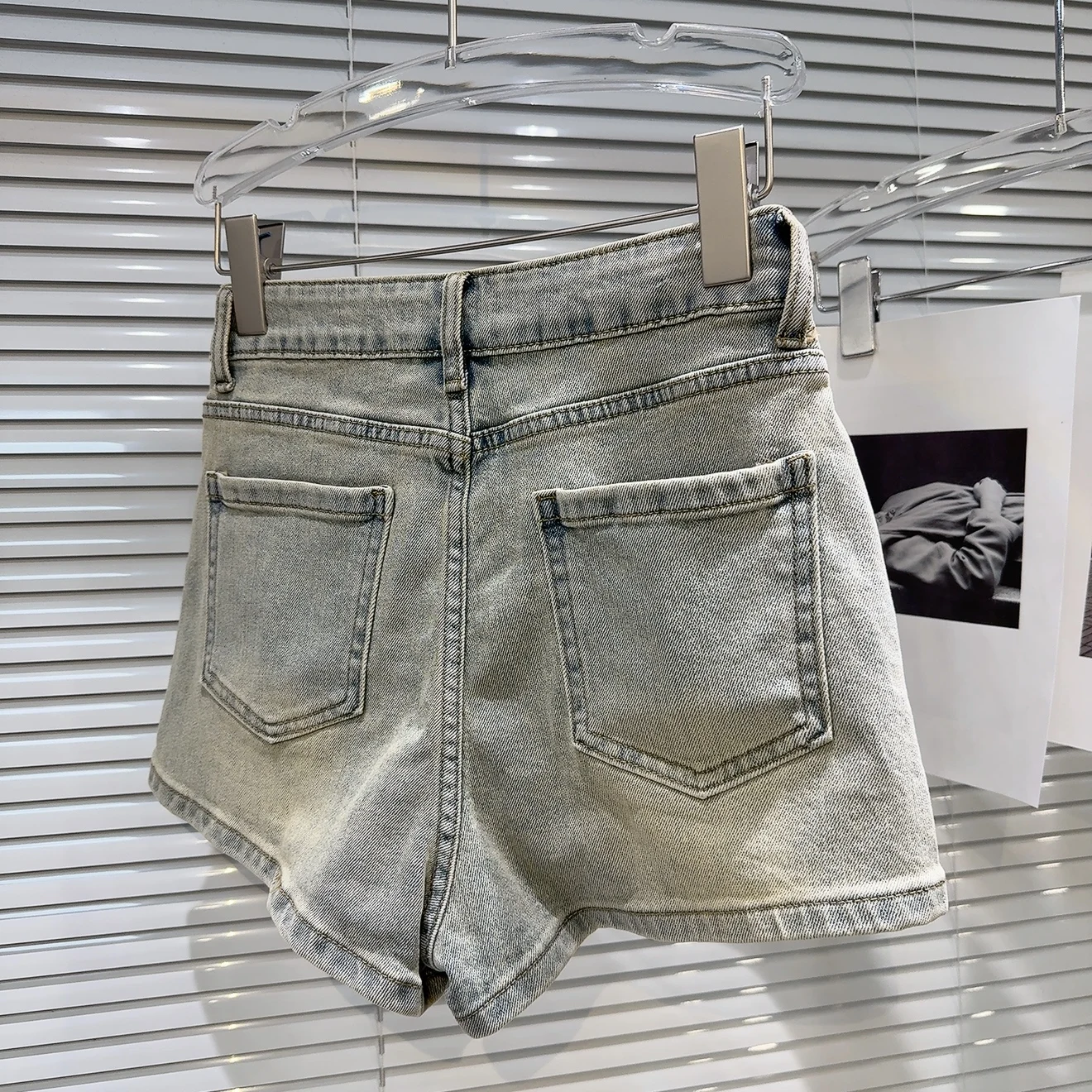 2025 Summer New Street Cool Double-layer Pocket Wash Retro Jeans Shorts Women Street Polished White Denim Shorts High Street