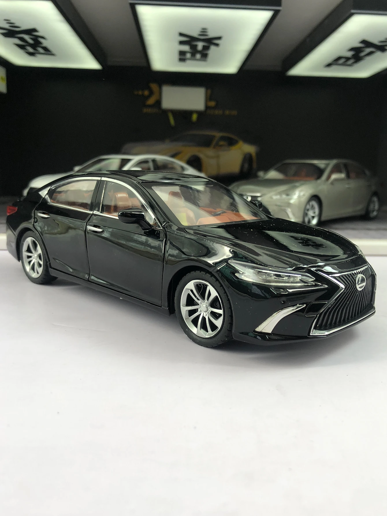 1: 24 symulacja, model samochodu sedan z stopu cynku, statyczna ozdoba, metalowy kolekcjonerski samochód na prezent